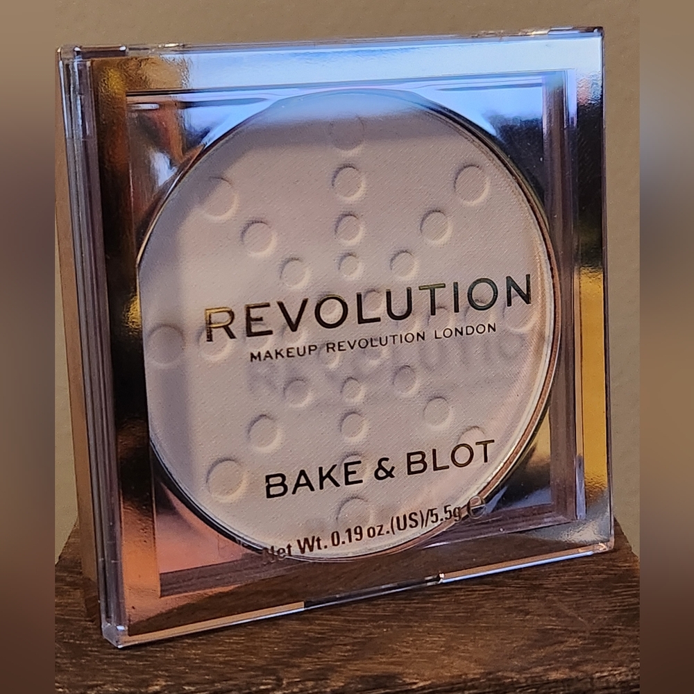 Revolution Bake & Blot Setting Powder - Cream in Clear Compact
